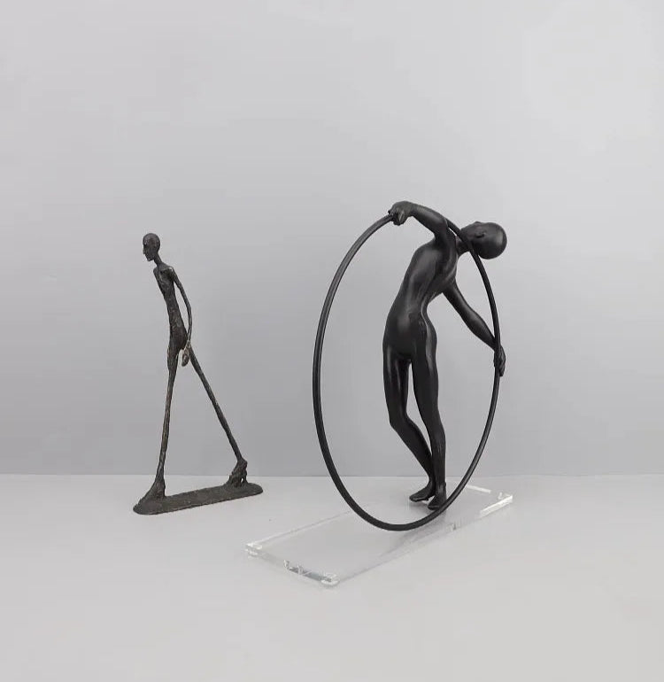 Escultura de acróbata de hierro fundido Grace in Motion para interiores modernos