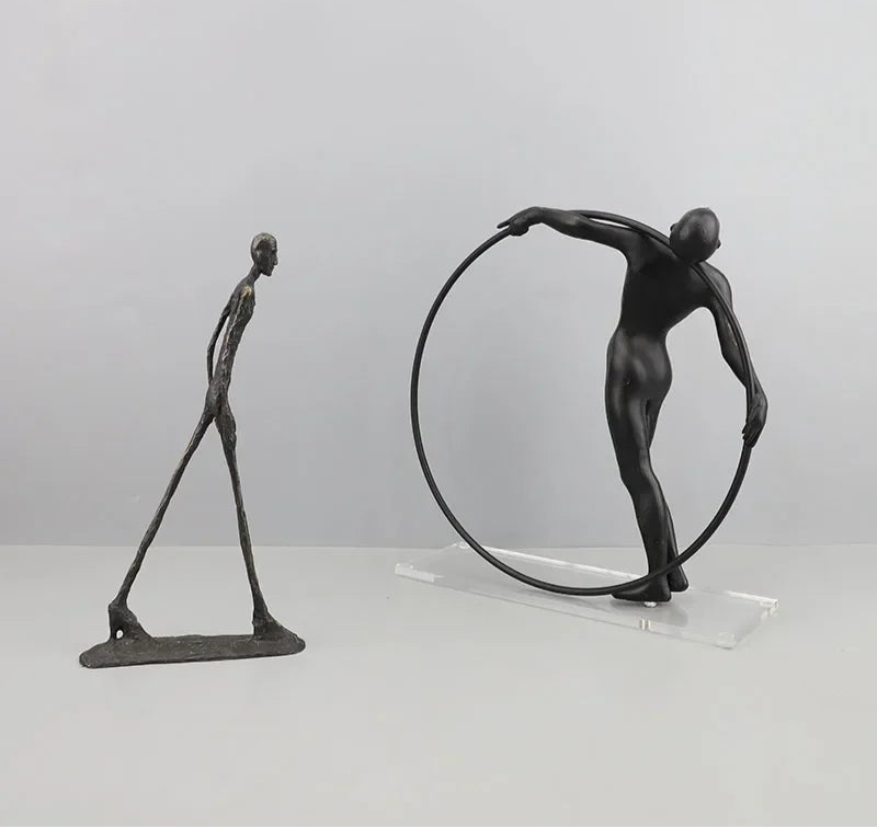 Escultura de acróbata de hierro fundido Grace in Motion para interiores modernos
