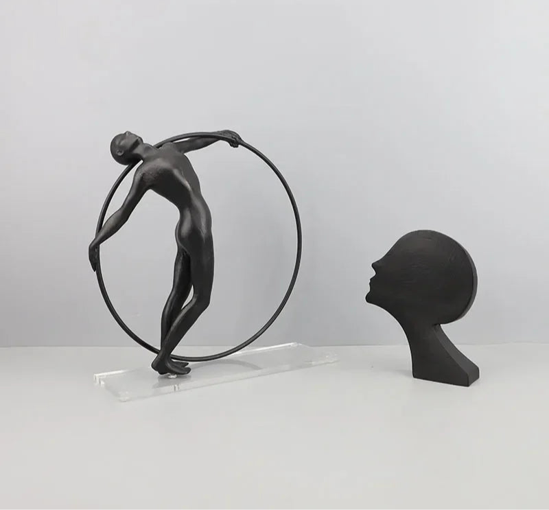 Escultura de acróbata de hierro fundido Grace in Motion para interiores modernos