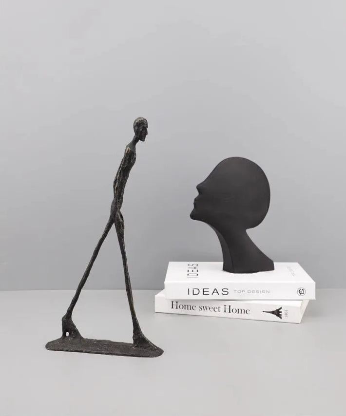 Escultura de acróbata de hierro fundido Grace in Motion para interiores modernos