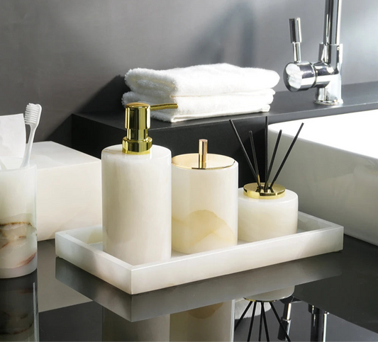 Colección SereneStone: Juego de baño de mármol ónix blanco natural con detalles en dorado y plateado