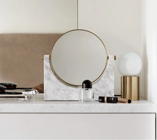 Espejo de maquillaje LuxeSpin de mármol natural con aumento de 3X y base dorada 
