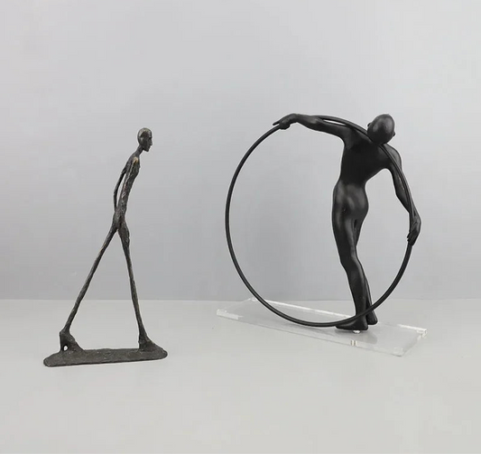 Escultura de acróbata de hierro fundido Grace in Motion para interiores modernos