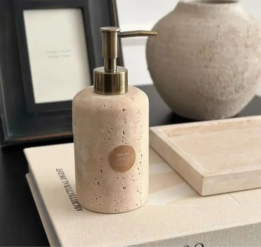Dispensador de jabón y loción de travertino natural SoleilStone con bomba dorada